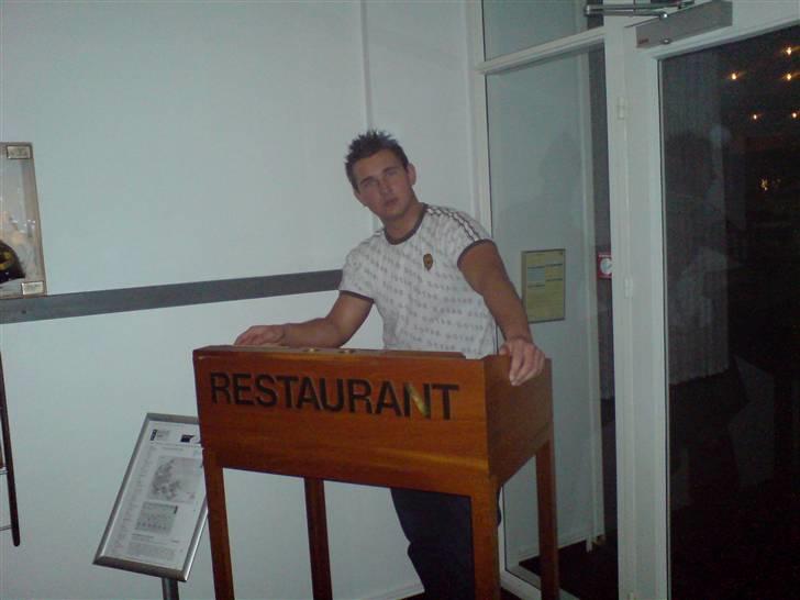 Mand guking billede 5