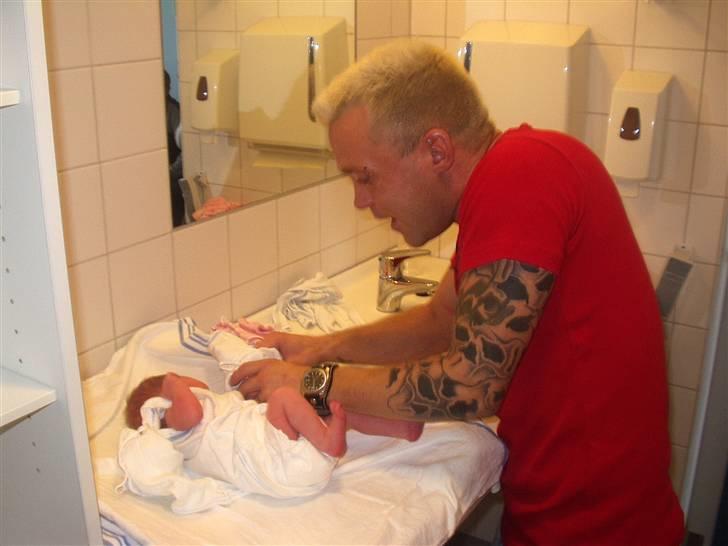 Mand René - Hvem var den 1st. til at skifte lille Lykke????     Self. FARMAND!!! billede 3