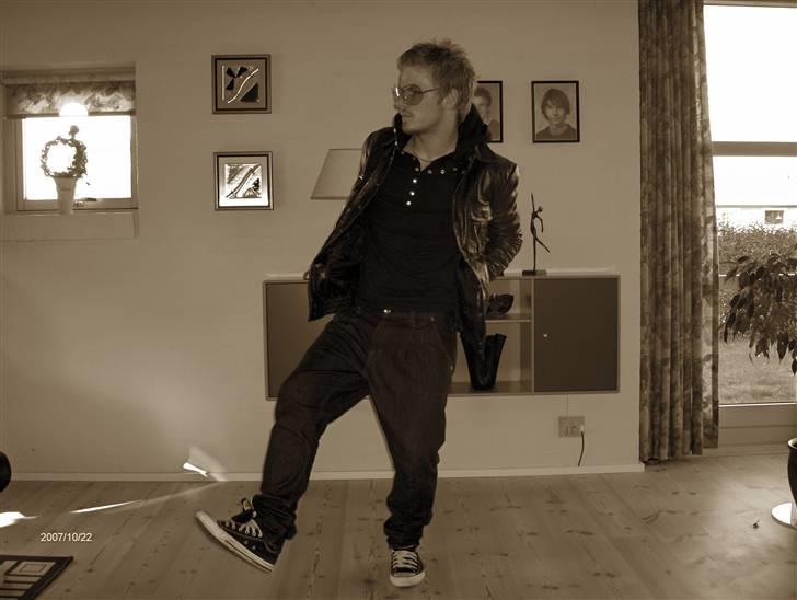 Mand Jakob - Samsøe skind jakke, Samsøe hood, Tiger baggy jeans samt converse ox black billede 1