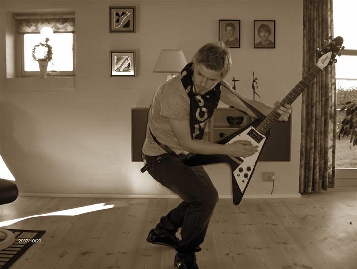 Mand Jakob - Energie gold håndmalet t-shirt, casual neckware tørklæde, Enegie gold rockstar jeans, PUMA dassler 100 par i danmark sko samt Gibson flying V spade billede 2