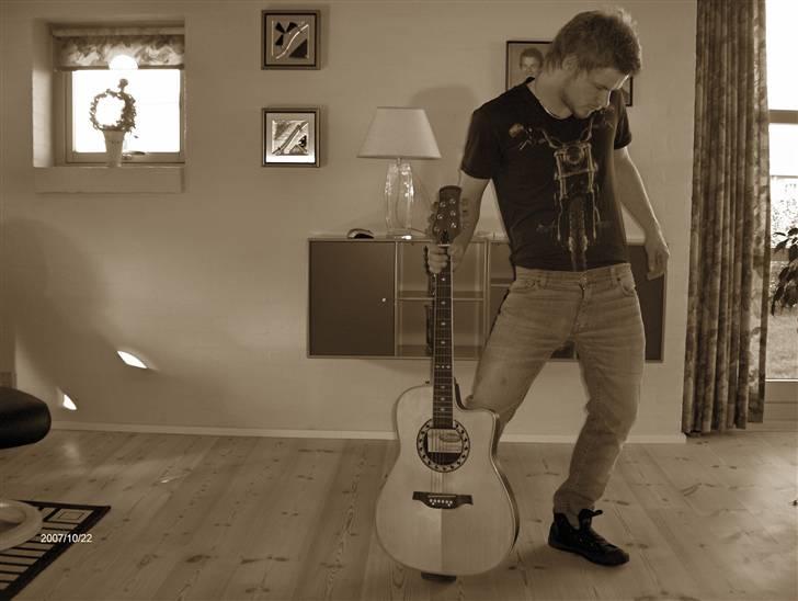 Mand Jakob - Modern amusement tee, tiger jeans og converse støvler billede 3