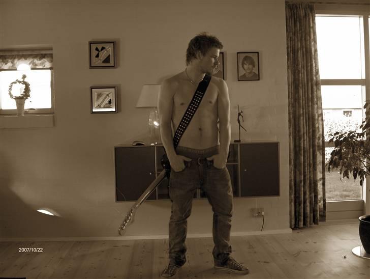 Mand Jakob - Sandvasket Diesel Thanaz samt conversesko. fender telecaster delux spade billede 4