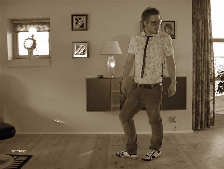 Mand Jakob - Smalt lædderslips fra danslips, Dieselskjorte, Diesel Thanaz jeans samt energie sko billede 5