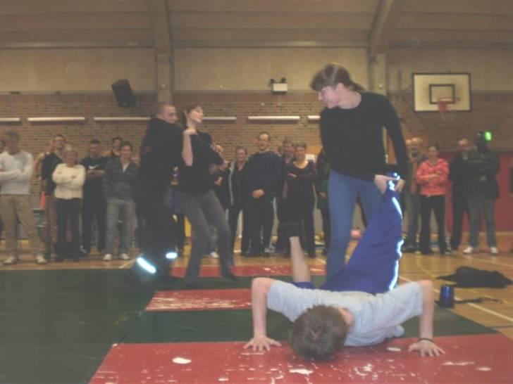 Kvinde Meme - Opvisning i kampsport og polititeknikker billede 8