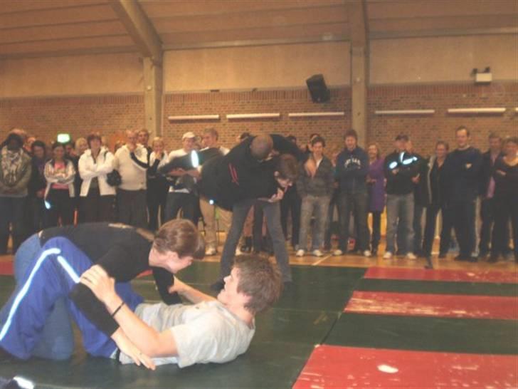 Kvinde Meme - Opvisning i kampsport og polititeknikker billede 9