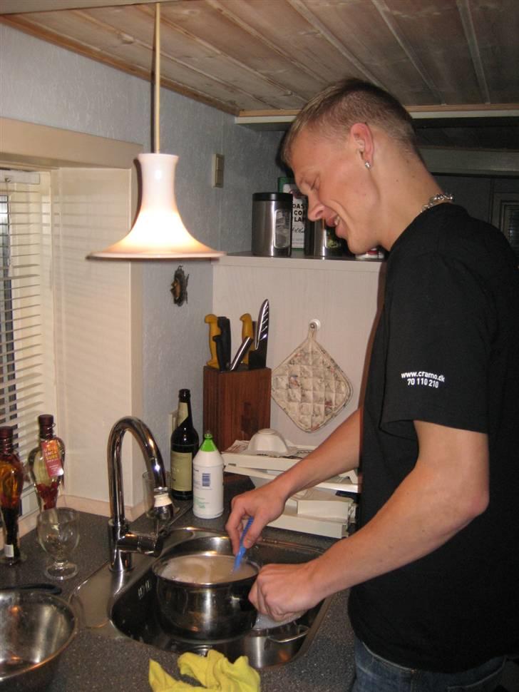 Mand youngster - ja nogen må jo vaske op hehe det er et sjælden syn billede 4
