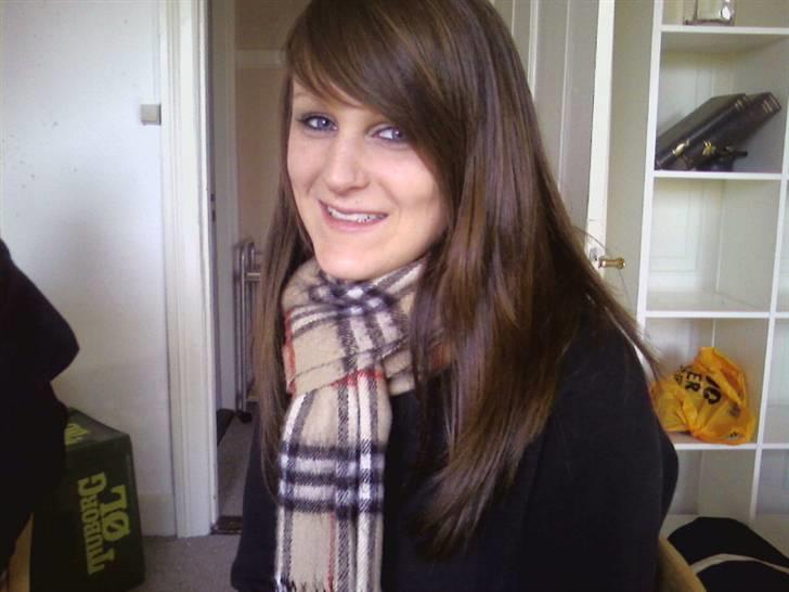 Kvinde Camilla Kj&#248;ller - til morgenfest hvor jeg ikke havde sovet hele natten :D - s&#229; b&#230;r lige over med min sorte render under &#248;jnene :b GAMMELT billede 4