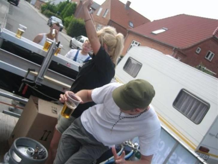 Mand Stoffer - East End´s rullende diskotek :b De kommer da tit lige og vækker os B mennesker ;) haha .. Mig og min murerven Emil sku self ha lidt til ganen :) billede 10