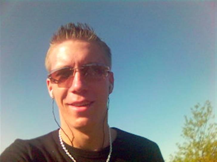 Mand Kasper - Kikset sommerbillede med solen lige i face! billede 11