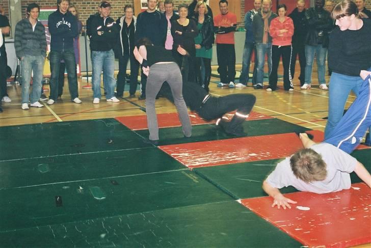 Kvinde Meme - Opvisning i kampsport og polititeknikker billede 10