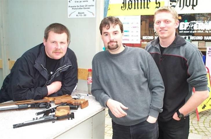 Mand Helge M&#230;rsk Bjerg - Her sammen med et par venner, ved en skydestand under Aabenraa By Night for nogle &#229;r siden! billede 2