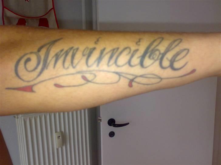 Mand Navnet er tophemmeligt - Højre underarm.. Invincible (Uovervindelig) billede 7