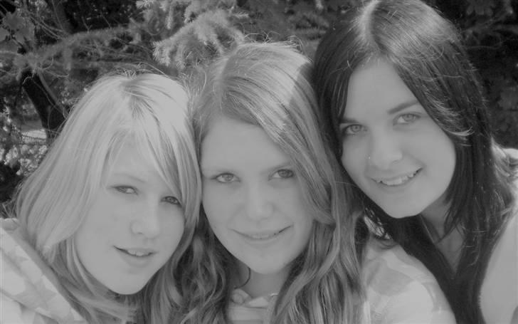 Kvinde Suzy  - Mig i midten ;) Vi havde kørt i minibus i 4 timer =/  billede 11