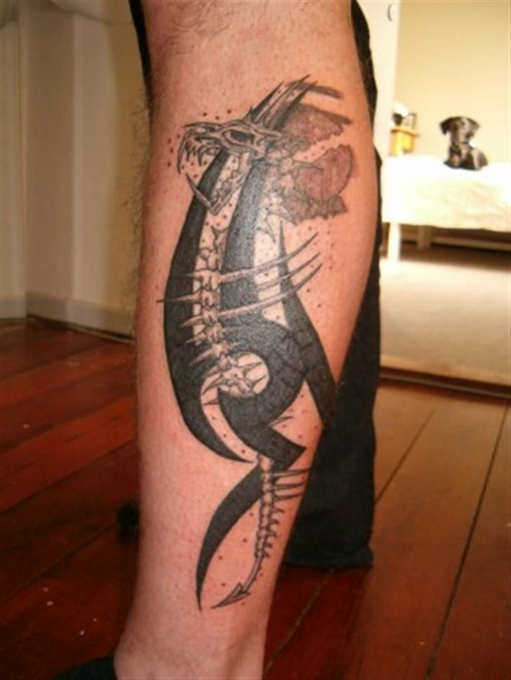 Mand Nicholai - Min ene tattoo på benet lavet af www.callestattoo.dk 3timers arbejde, For satan det gjorde nas i starten men pludselig blir det en rigtig fed smerte.... billede 9