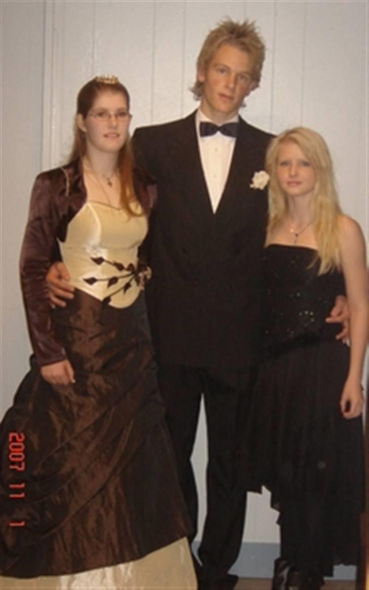 Kvinde Joan - Til gallafæsten på Lundby Efterskole. Mig til Venstre.. billede 2