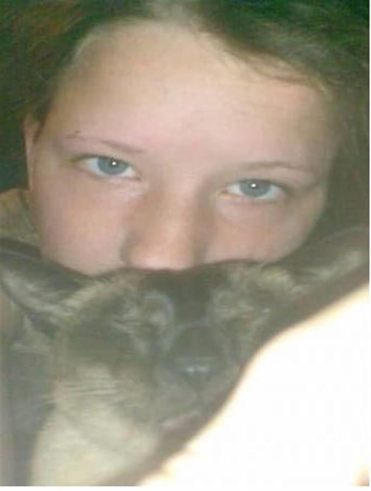 Kvinde Nicola Butler - mig og katten igen. med min nye mørke hårfarve. billede 7