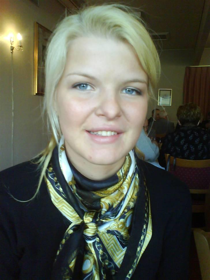 Kvinde Ann - Mig... igen. Hehe. Her er jeg til min farmors tvillingebrors begravelse. Det er lidt derfor jeg ser så uskyldig ud. billede 16