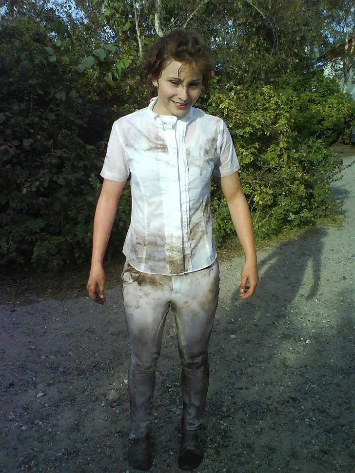 Kvinde jannie - det er så mig efter en rulle tur i vand og jord og en tur med vandslangen bagefter d: - september.. billede 9