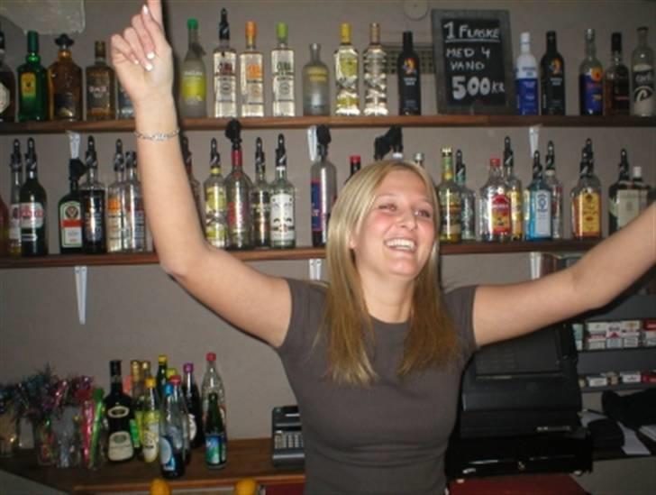 Kvinde Calliston - Arbejde i baren med for meget energi billede 7