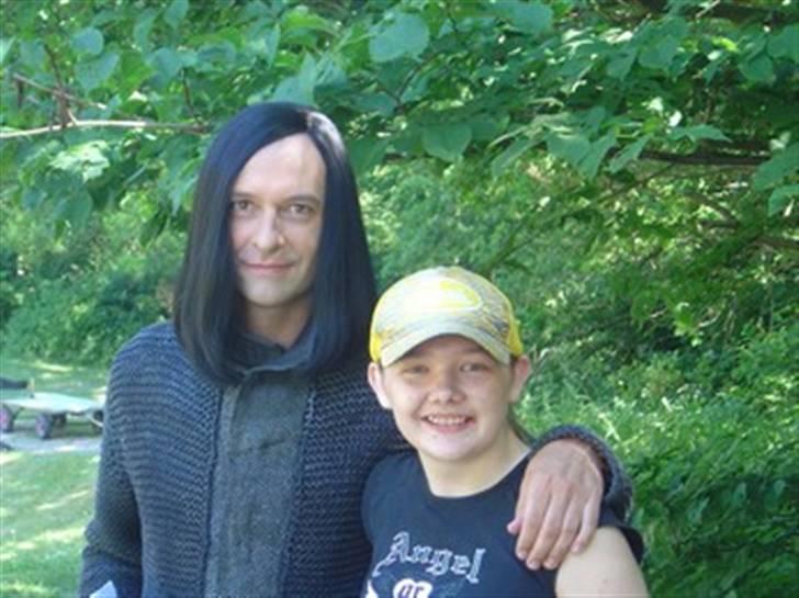 Kvinde Sabrina - Sommerferien 2007, var statist i Guldhornene - står her sammen med Martin Brygmann billede 6