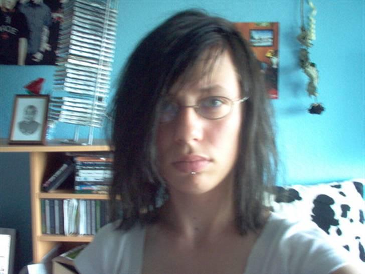 Kvinde Tanja Jensen (Opd. 26/3-22) - Tja en frisør mente jeg skulle have den fritz og ja, det er frisøren der har sat det på det her bileld XD Taget inden jeg fik kontaktlinser og stadig boede hjemme hos moar billede 19