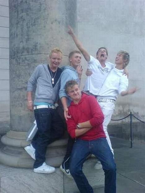 Mand Grønlund - mig og gutterne i københavn. ( mig i den røde) billede 2