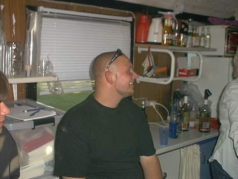 Mand michael mikkelsen - fra en fest i 02 billede 1