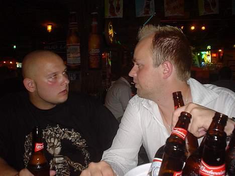 Mand michael mikkelsen - mig til venstre og en kammy til højre. fra en bar i USA, fra vores 6ugers rejser i 06 billede 7