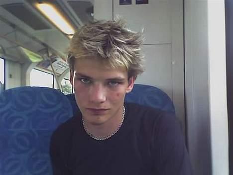 Mand Morten lauridsen - gamlet billede af mig :S da jeg gik på efterskole :P billede 4