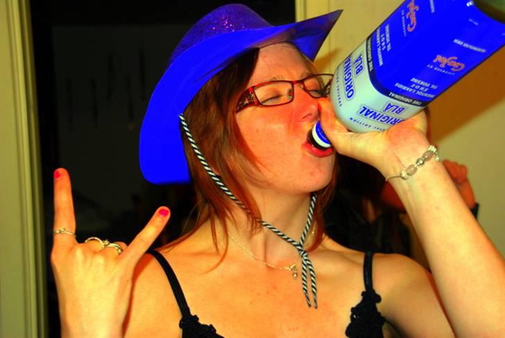 Kvinde Stine - ´ Til en fest i vinter kort før jul (: billede 1