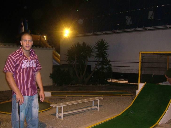 Mand Rune - er ikke god til minigolf :o( billede 4