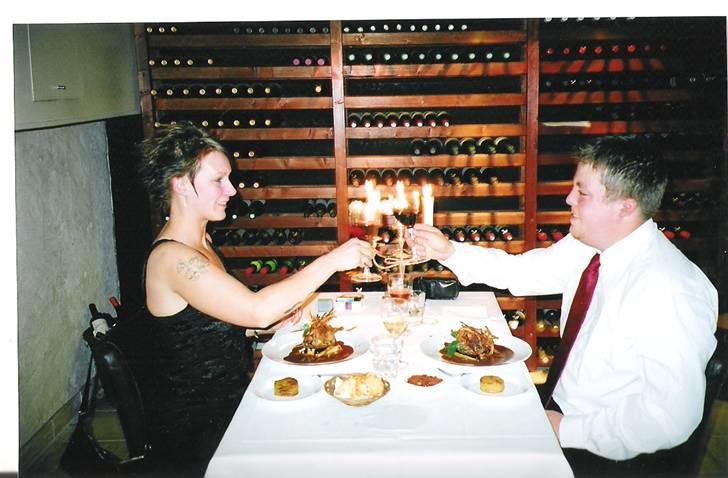 Kvinde . - Mig og min dejlige mand, den dag vi blev forlovet billede 6