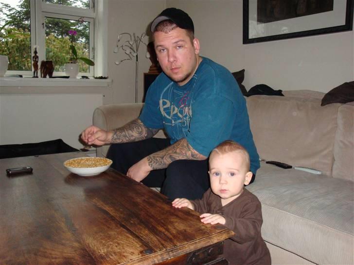 Mand Big Tasty - Knægten spiser lige med. billede 1