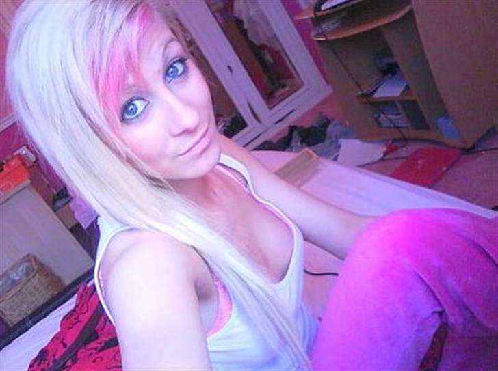 Kvinde Charlotte - Længere hår - Igen blond, men med lyserøde striber ~ Også var det før sengen slog til xb billede 1