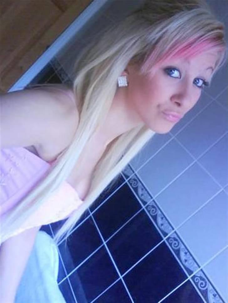 Kvinde Charlotte - Længere hår - Igen blond, men med lyserøde striber :D billede 2