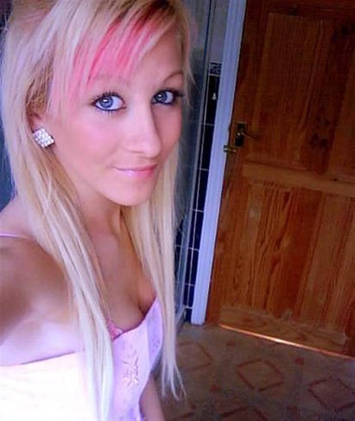 Kvinde Charlotte - 14:00 9. Maj - Skiftede da lige tøj da jeg kom hjem ;) billede 3