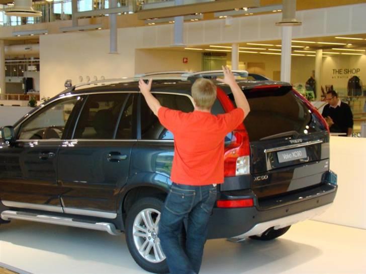 Mand Casper Sørensen - Mig på Volvos fabrik i Göteborg. Demonstrerer hvor vammel en Volvo faktisk er. :P billede 5