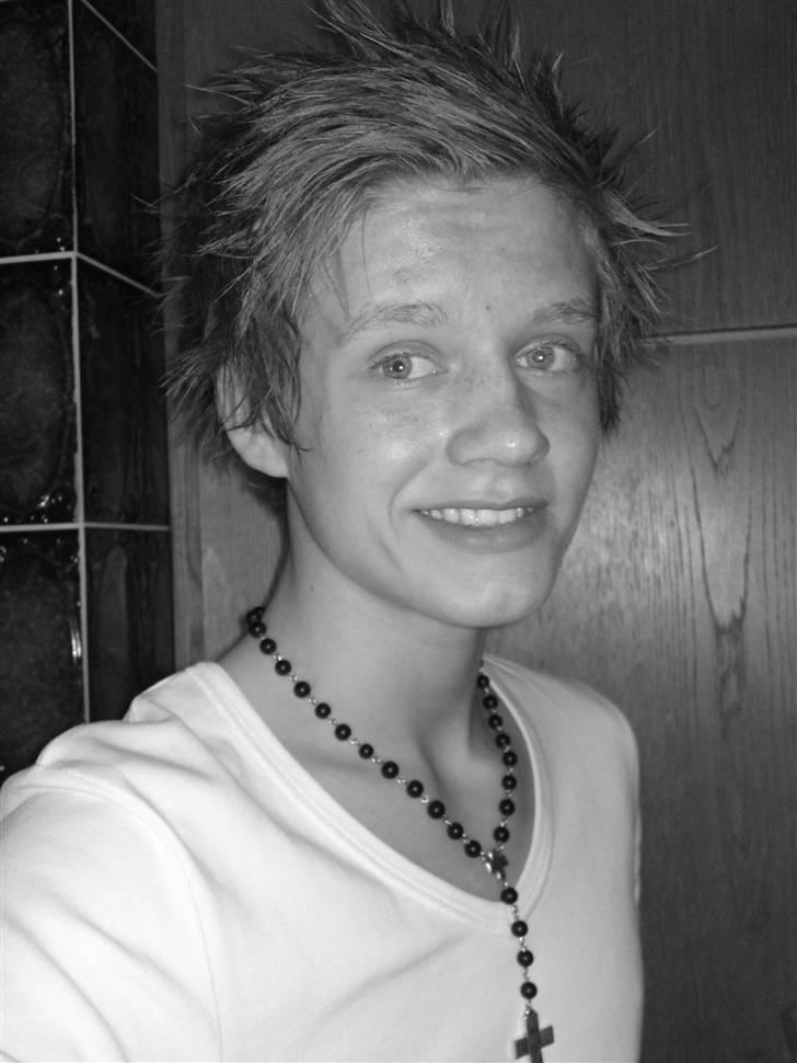 Mand Mark :b - lige kommet hjem fra fest. klokken er 5 eller noget ;) . håret er mega fuckt . billede 2