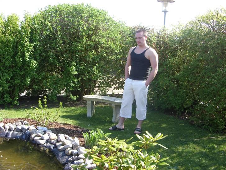 Mand Kenneth - ved vores lille fine havebassin billede 2