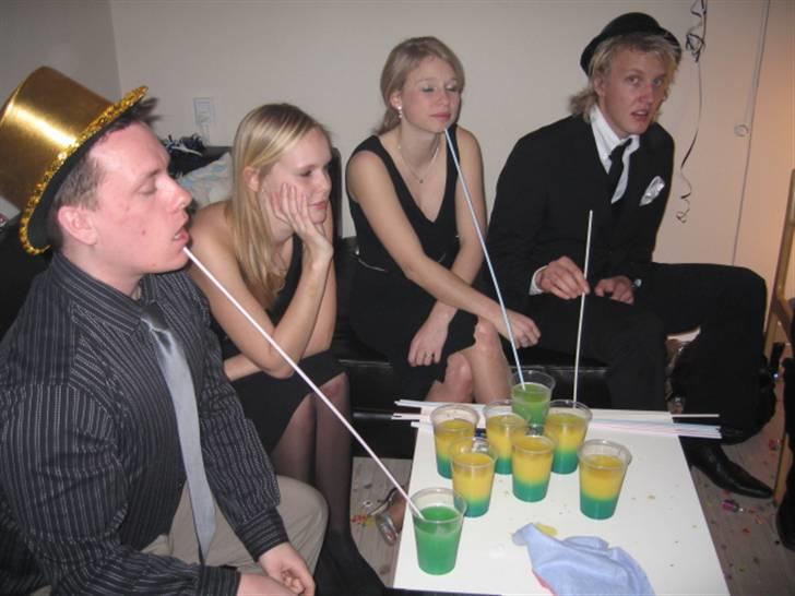 Mand Kenneth - Nytårsaften...Mig med guldhatten :-) billede 4