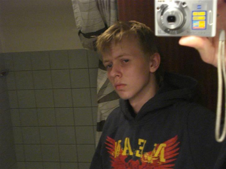 Mand Alex - sent om aftenen evt?? blev taget kl 04:00 om natten så ser lidt hærget ud :D billede 2
