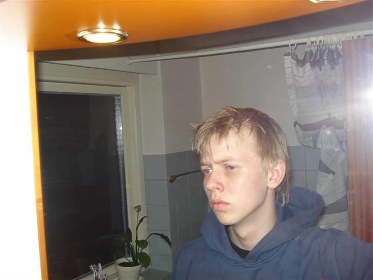 Mand Alex - sent om aftenen evt?? blev taget kl 04:00 om natten så ser lidt hærget ud :D billede 3