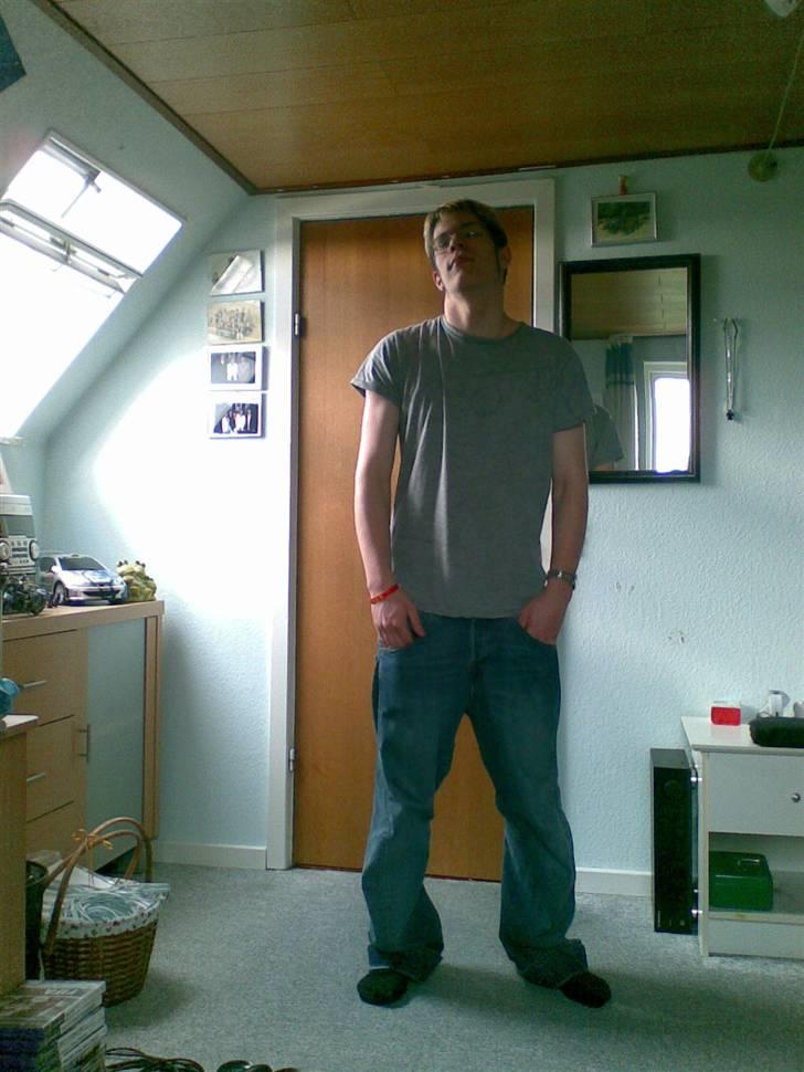 Mand Mark - En dag hvor jeg var så smadret da jeg kom hjem fra byen. Min bror kunne bare ikke lade vær med at tage billed af mig... billede 2