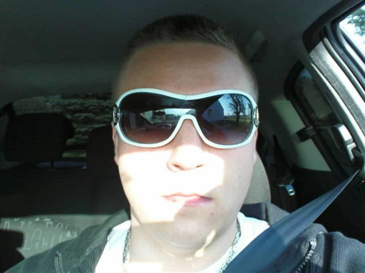 Mand kristian - ligner en flue :P  billede 1