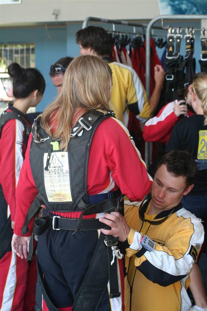 Kvinde Fie - ved at gøres klar til skydiving, min jumpmaster var fra Sverige og hedder Marcus :P new zealand februar 2007 billede 14