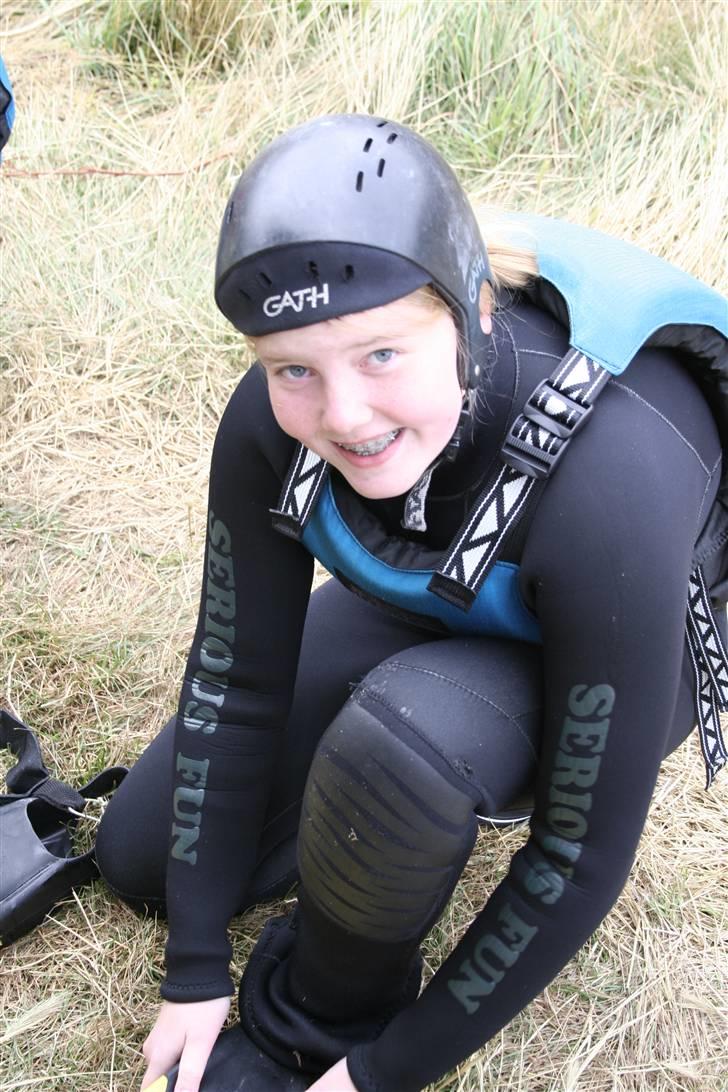 Kvinde Fie - er ved at gøre mig klar til riversurfing, det var fedt men også skræmmende, new zealand februar 2007 billede 16