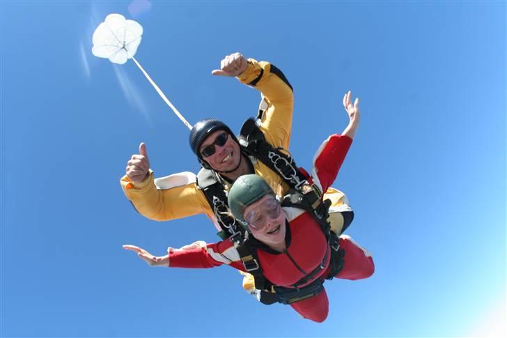 Kvinde Fie - Skydiving,det er mig i den røde :P new zealand februar2007 billede 18