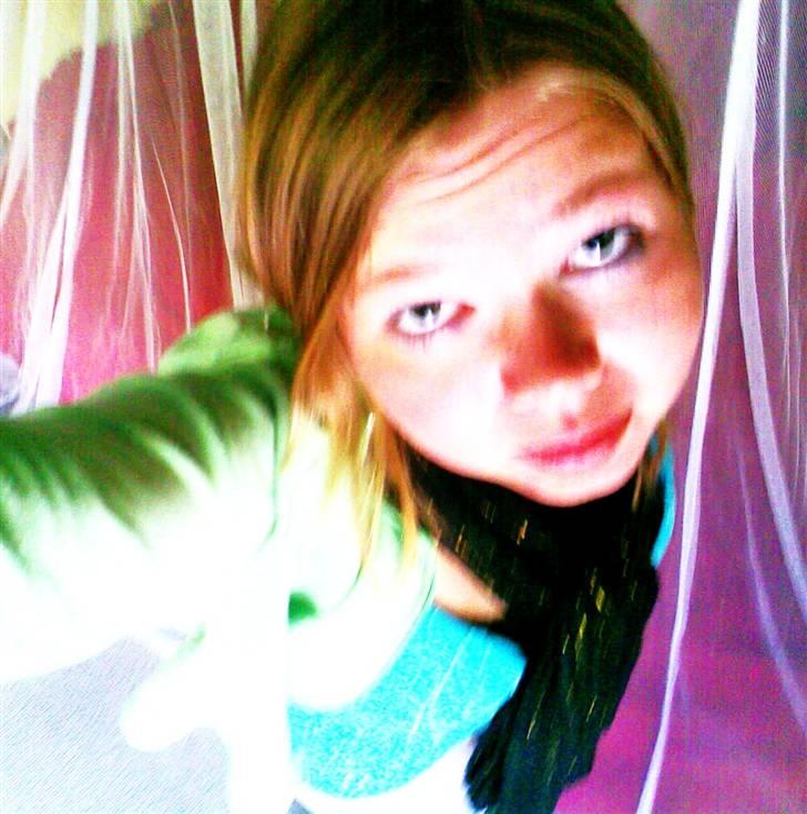 Kvinde Charlotte Berwald - Lyse og glade farver kan jeg godt lide. Men rynkepanden var en fejl xD billede 13