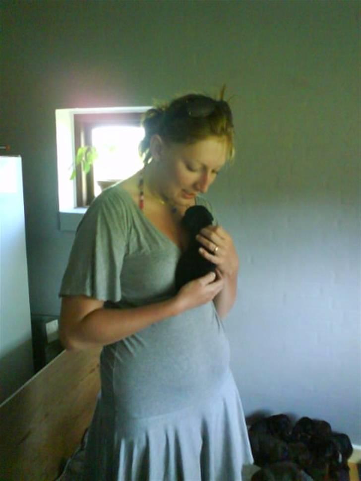 Kvinde Janni - Mig og min lille chick da hun er 3 uger gammel <3 billede 2