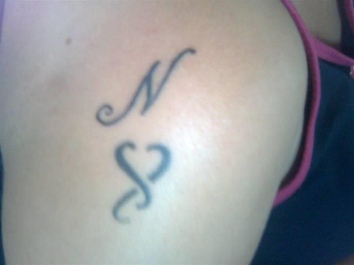 Kvinde Anita - mine to tatoos.. Hjertet er to år gammel, og N´et er for min søn niklas og er lavet i år..  billede 9